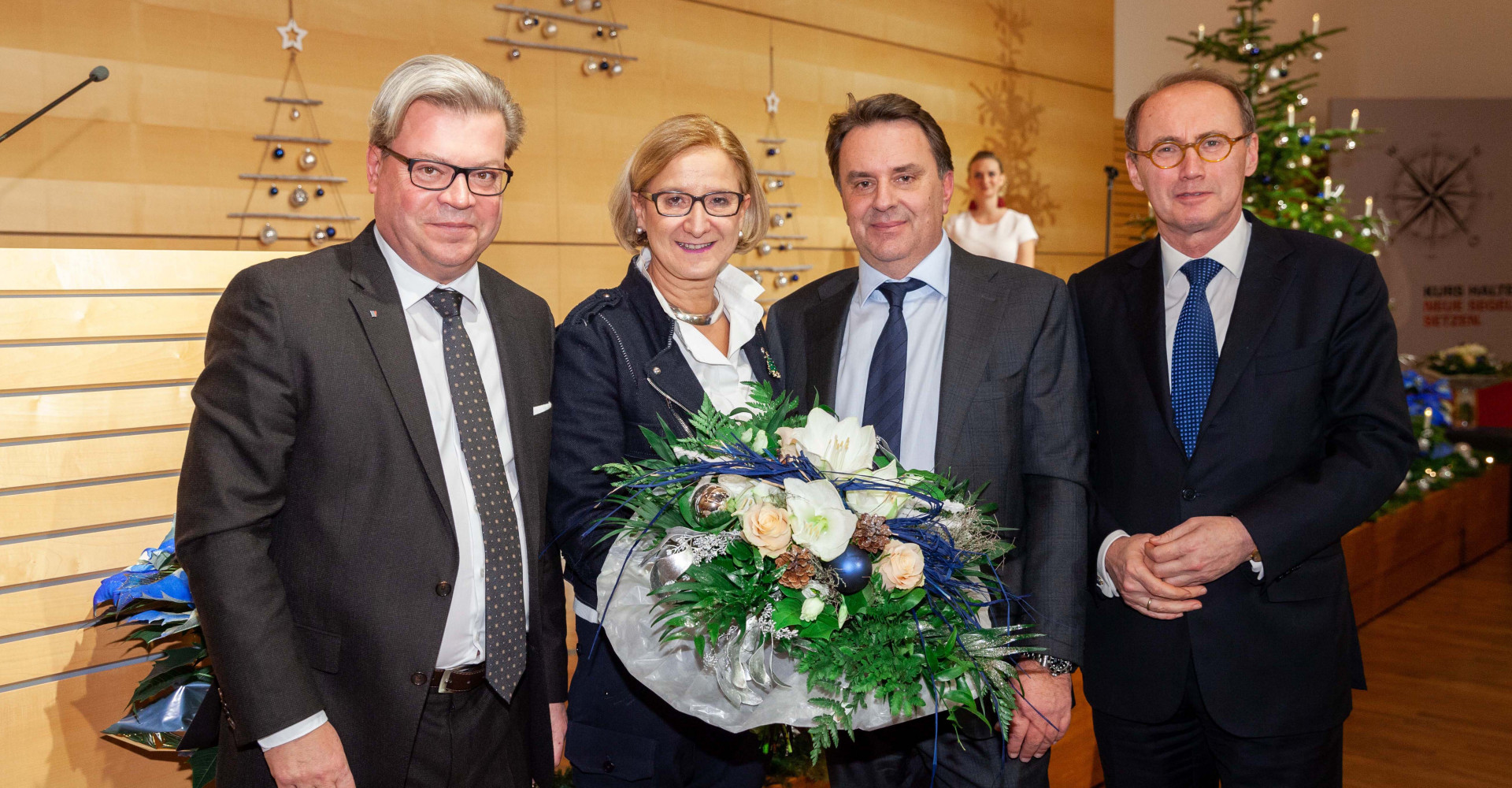 Beim vorweihnachtlichen Festabend des Wirtschafsbundes NÖ(v.l.): WB-Direktor Harald Servus, Landeshauptfrau Johanna Mikl-Leitner, Wirtschaftsbund Landesgruppen-Obmann Wolfgang Ecker und EU Parlamentarier Othmar Karas. Foto: WBNÖ/Lechner