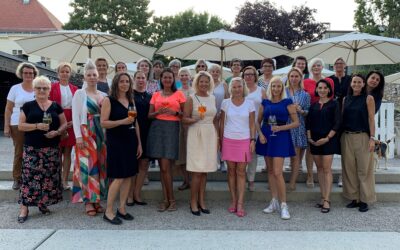 Frau in der Wirtschaft – Afterwork Summer-Cocktail im Schanigarten