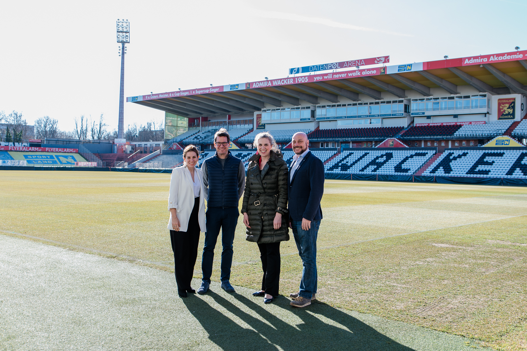 Gruppenfoto im Fußballstadion der Admira