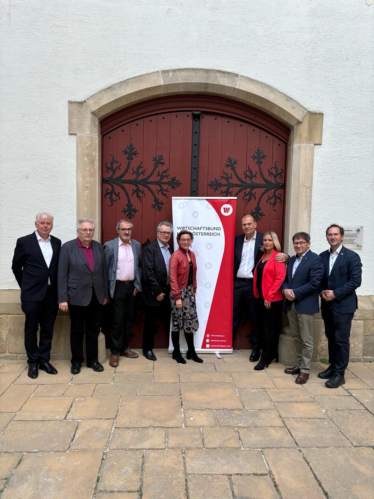 Wirtschaftsbund Korneuburg neu gewähltes Team Das neu gewählte Team der Wirtschaftsbund Stadtgruppe Korneuburg