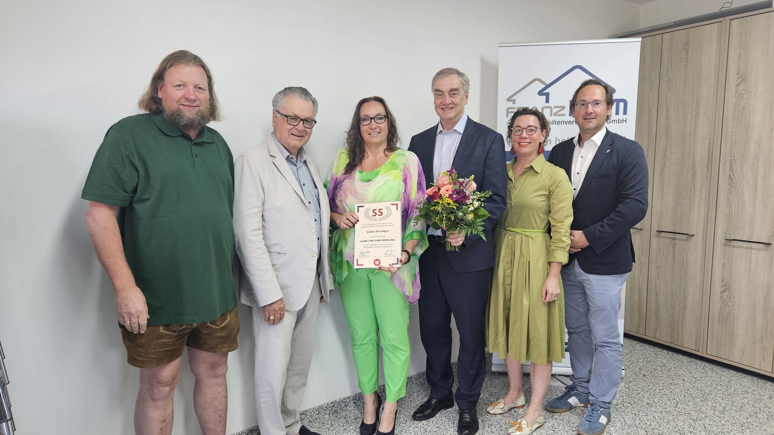 Korneuburg_Sabine Danzinger 55 WB Gratulanten bei der Jubilarin Sabine Danzinger