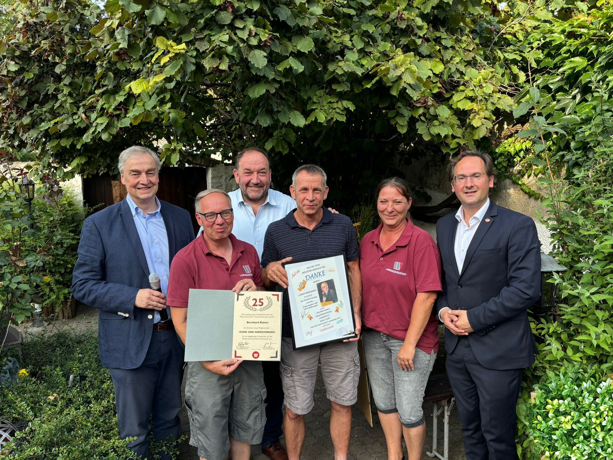 Die Gruppe um Andreas Minnich und Christian Moser ehrten den GGR Bernhard Rainer für seine Tätigkeiten