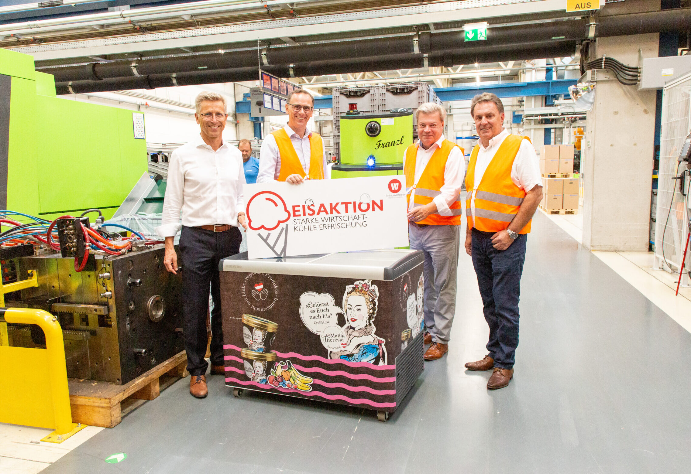 Bild_1 PA_Wirtschaftsbund Niederösterreich sorgte mit Eisaktion für eine kühle Erfrischung von links Geschäftsführer der Geberit mit Klubobmann Jochen Danninger, WBNÖ Direktor Harald Servus und WBNÖ Landesgruppenobmann WKNÖ Präsident Wolfgang Ecker in der Produktionshalle mit der Eistruhe