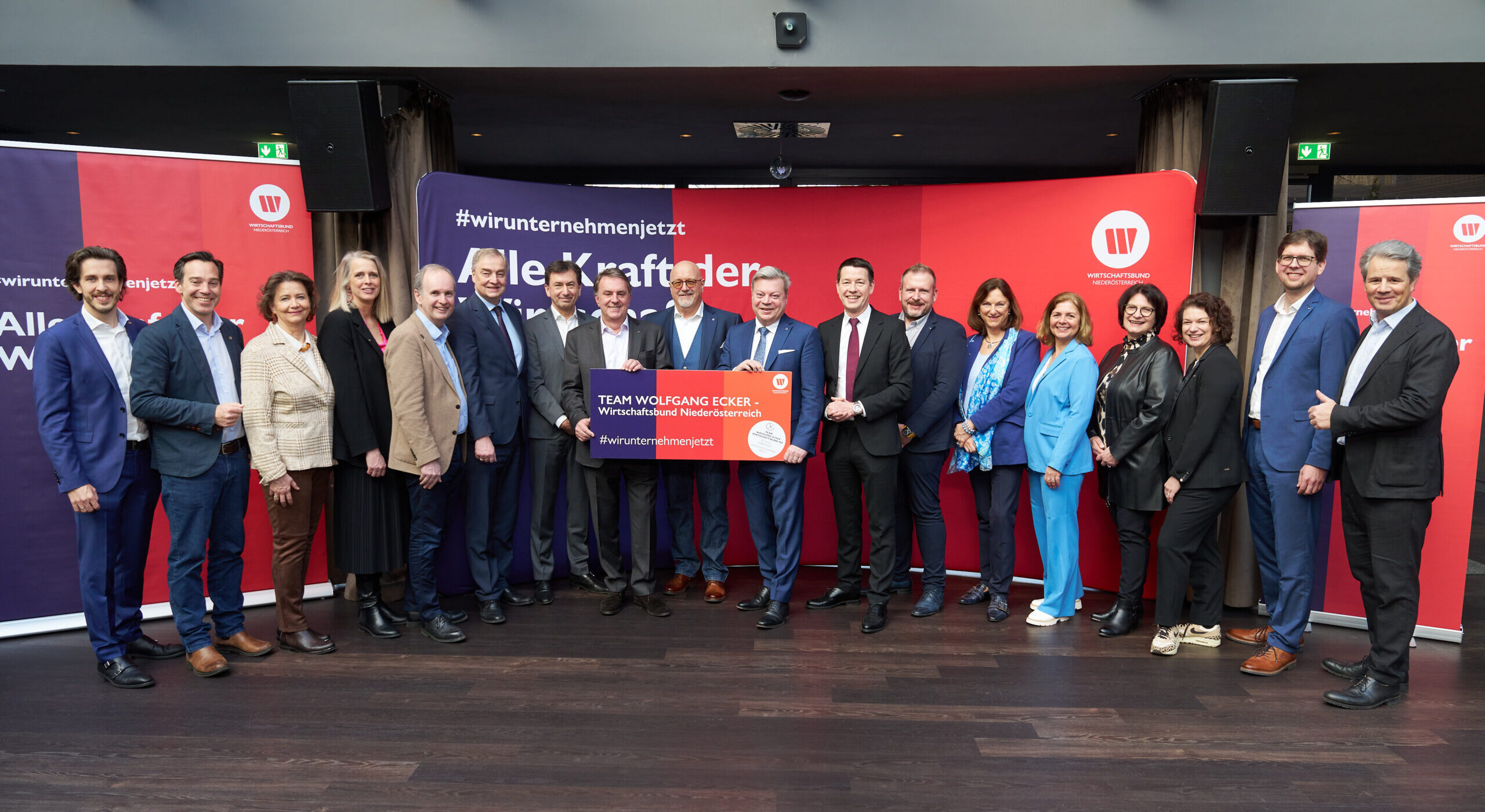 Bild 1_Spitzenteam für die WK-Wahl_philipp monihart WKNÖ Präsident WBNÖ Landesgruppenobmann Wolfgang Ecker und Abgeordneter zum Nationalrat WBNÖ Direktor Harald Servus gemeinsam mit dem Spitzenteam des Wirtschaftsbundes Niederösterreich