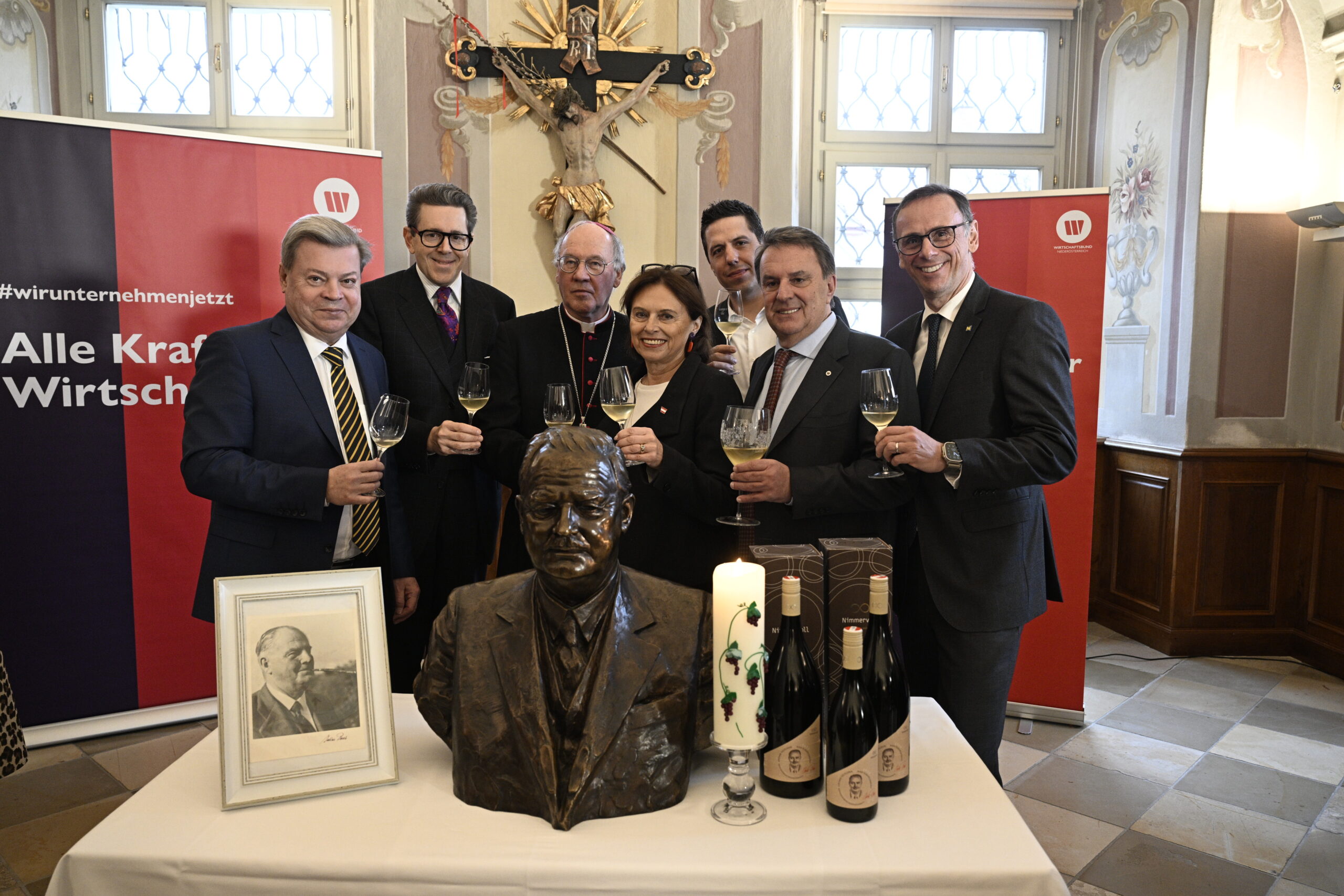 Wbnoe Bildtext: (v. l.) Abg. z. NR WBNÖ Direktor Harald Servus, WKÖ Präsident ÖWB Präsident Harald Mahrer, Diözesanbischof Alois Schwarz, Staatssekretärin Susanne Kraus-Winkler, Winzer Gregor Nimmervoll, WKNÖ Präsident WBNÖ Landesgruppenobmann Wolfgang Ecker sowie Klubobmann der VPNÖ Jochen Danninger