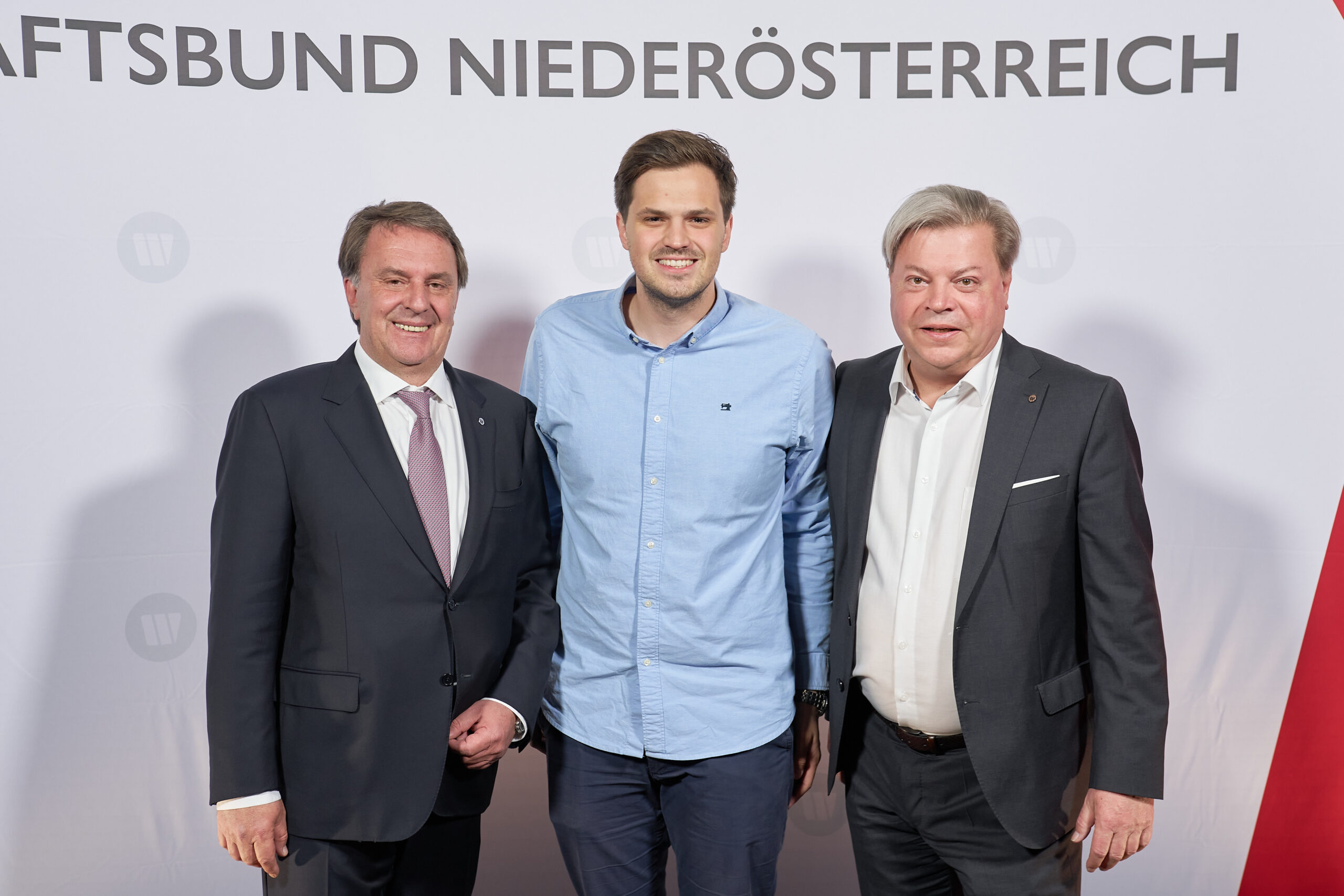 Bild (3) Bildtext: (v. l.) WKNÖ Präsident WBNÖ Landesgruppenobmann Wolfgang Ecker, Sebastian Stark und Abgeordneter zum Nationalrat WBNÖ Direktor Harald Servus.