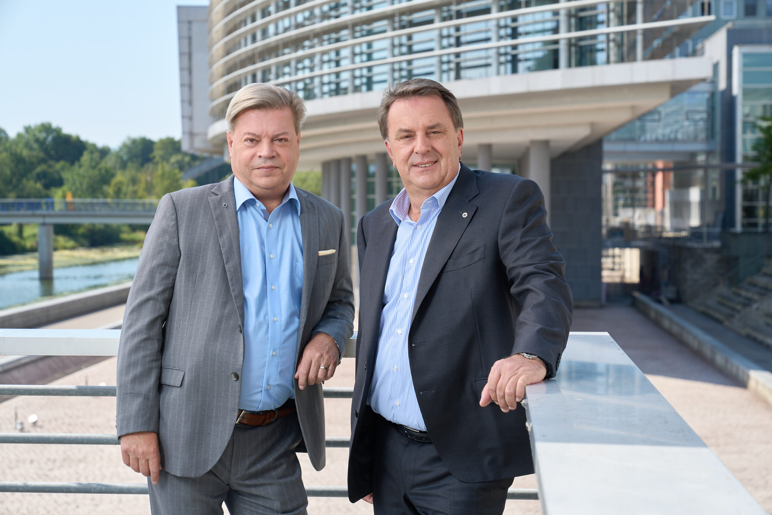 PA WBNÖ Budget 2025_2026 Am Bild vor derm Landhaus St. Pölten stehen: Abgeordneter zum Nationalrat WBNÖ Direktor Harald Servus sowie WKNÖ Präsident WBNÖ Landesgruppenobmann Wolfgang Ecker unterstreichen, dass wirtschaftliche Anliegen im Budget klar berücksichtigt wurden