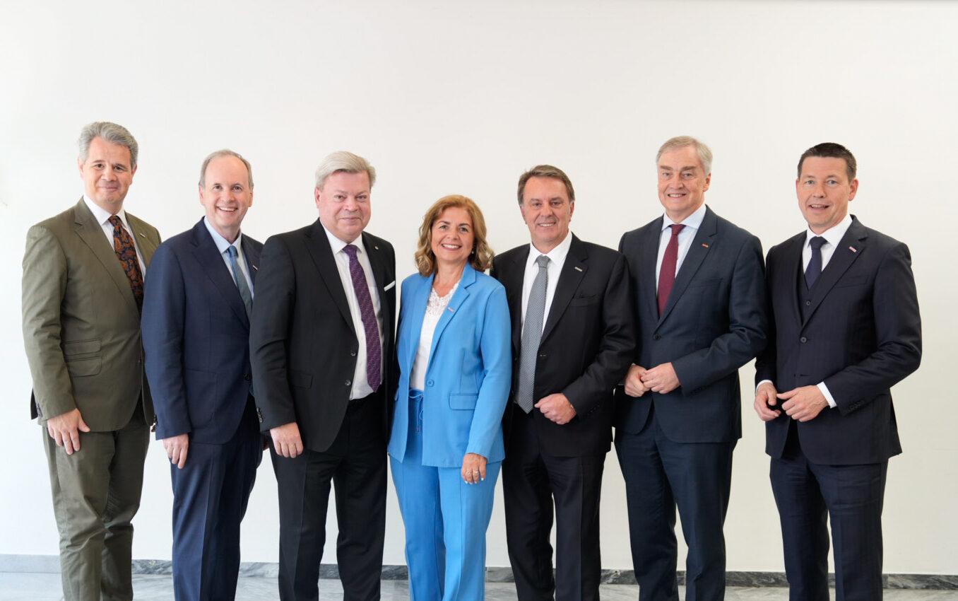 PA WBNÖ Wirtschaftsparlament 2025 Bild 1 Das neu gewählte Präsidium.