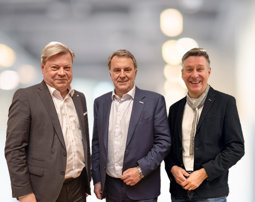 Bildtext: (v. l.) Abgeordneter zum Nationalrat WBNÖ Direktor Harald Servus und WKNÖ Präsident WBNÖ Landesgruppenobmann Wolfgang Ecker gratulieren Karl Weber zur Wahl zum Bezirksparteiobmann