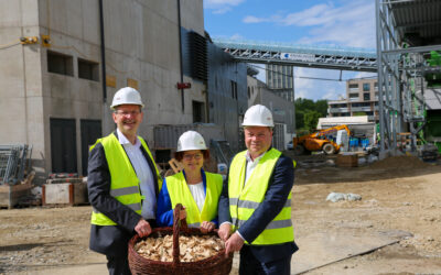 WBNÖ: „Biomasse als Schlüssel für eine klimafitte Energiezukunft“ – Baustellenbesuch beim neuen Heizkraftwerk St. Pölten