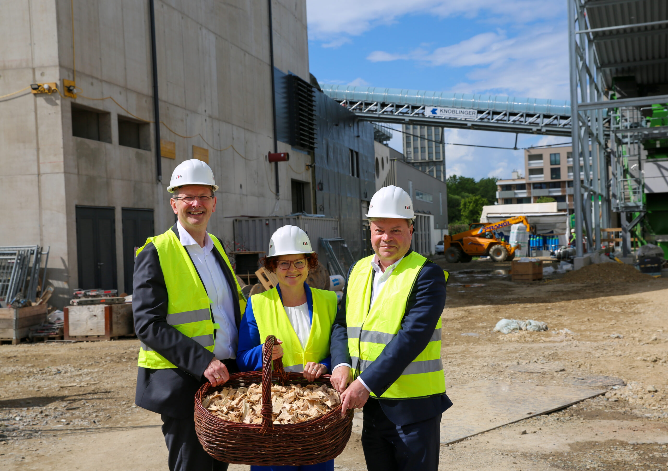 Auf dem Bild EVN Vorstand Stallinger, in der Mitte Elisbeth Zehetner und Harald Servus