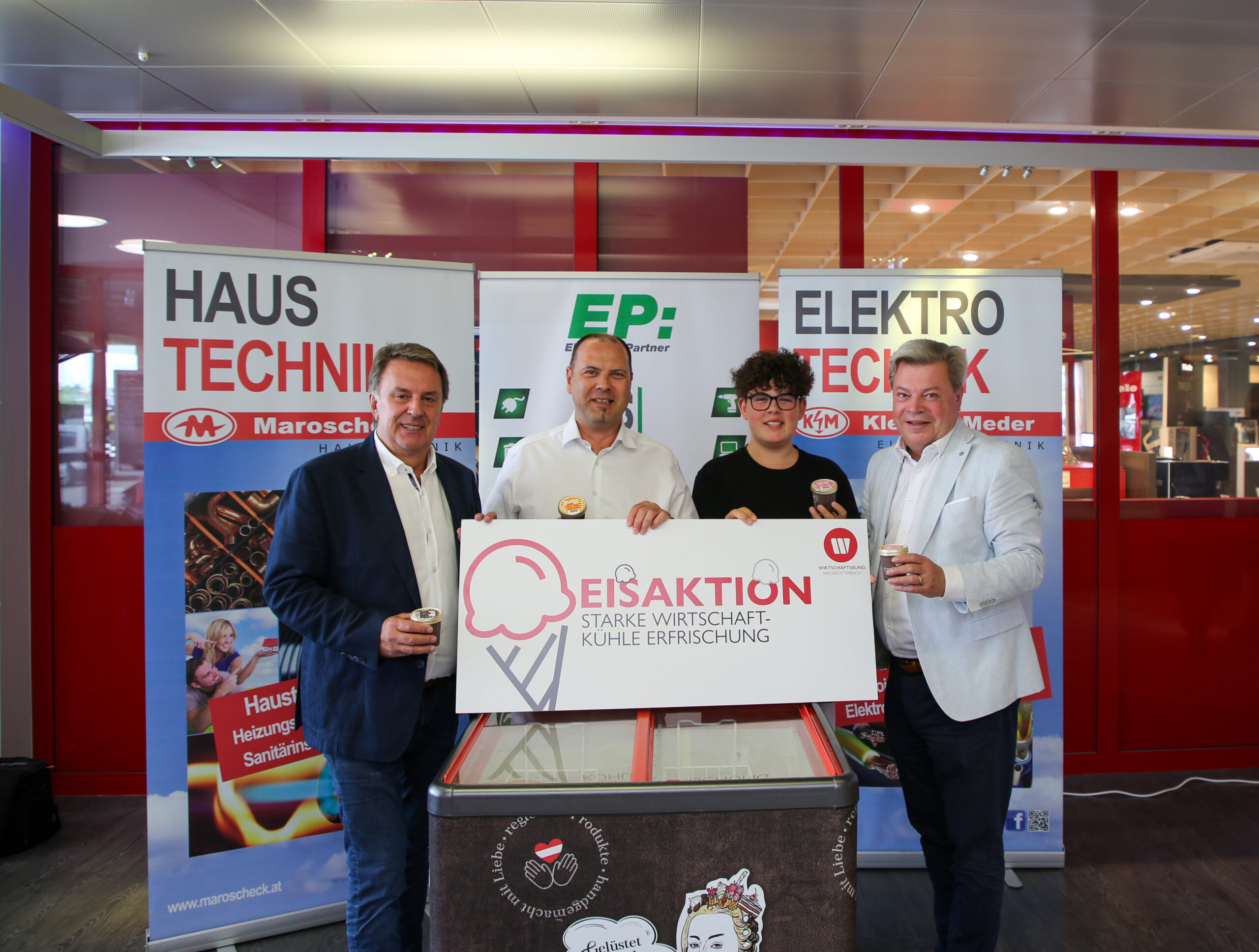 PA WBNÖ Eisaktion Gruppenfoto mit Eistruhe