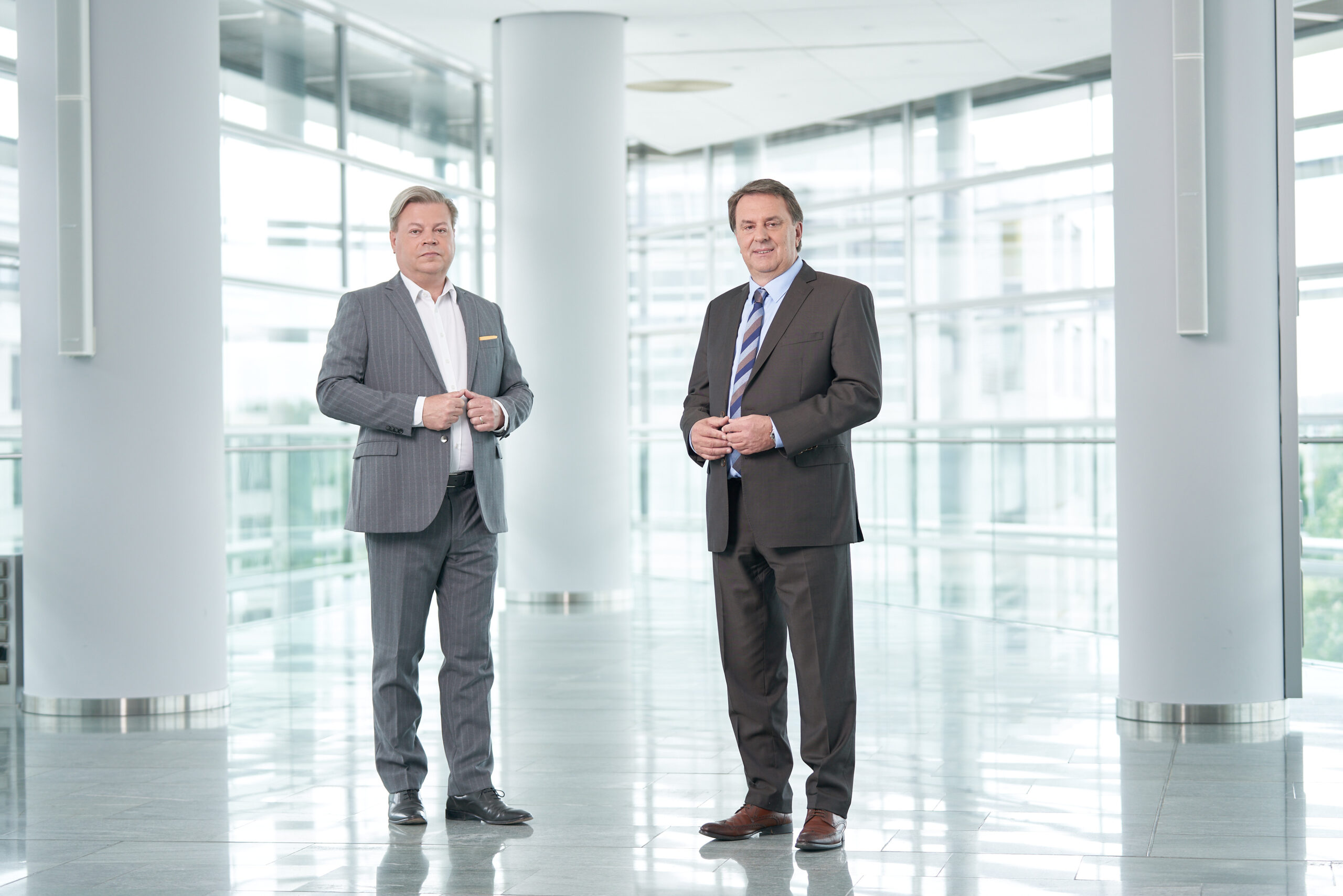 PA WBNÖ Neue Trinkgeldregelung Abgeordneter zum Nationalrat WBNÖ Direktor Harald Servus (links) und WKNÖ Präsident WBNÖ Landesgruppenobmann Wolfgang Ecker (rechts) vor moderner Glasarchitektur – anlässlich der Einigung zur neuen Trinkgeldregelung.