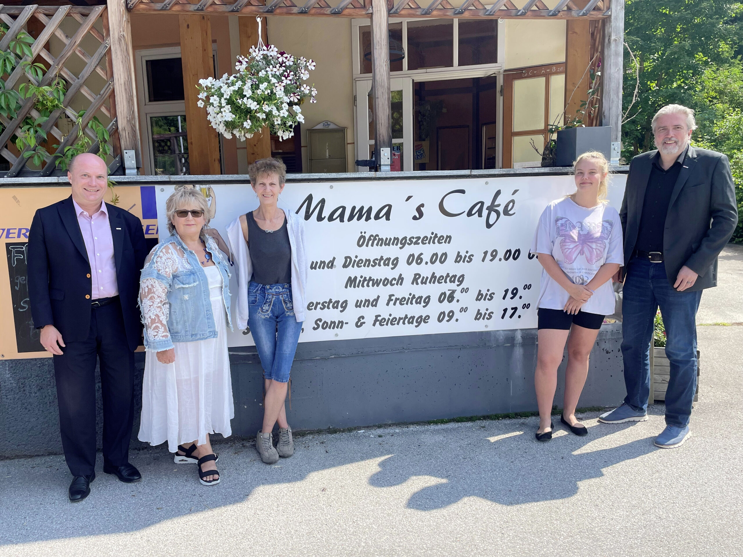 Georg Lintner, Brunhilde Baburek, Gudrun Scheel, Meike Scheel und Markus Leopold bei der Eröffnung von Mama’s Cafe in Hohenberg mit Übergabe des WB-Start-Hunderters.