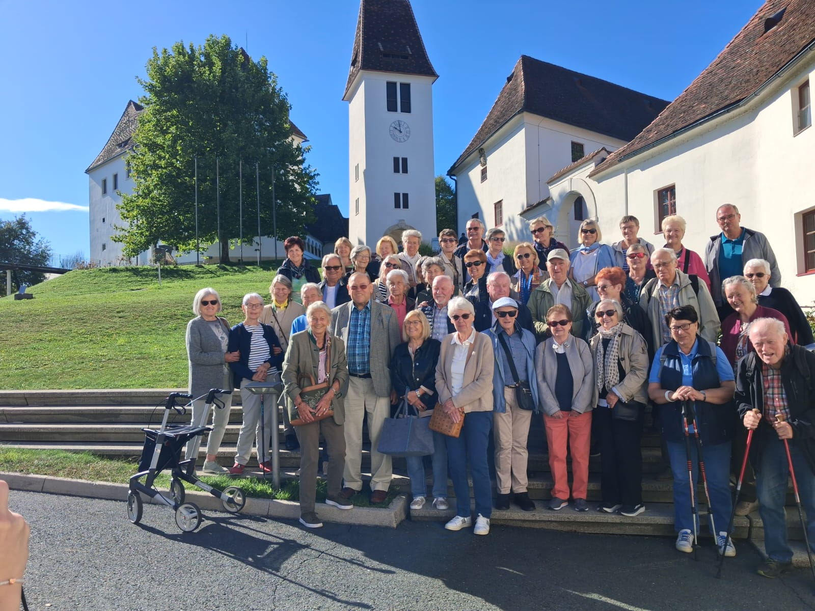 Am Bild zu sehen die große Gruppe der Silberlöwen vor der Kirche bei sonnigem Wetter