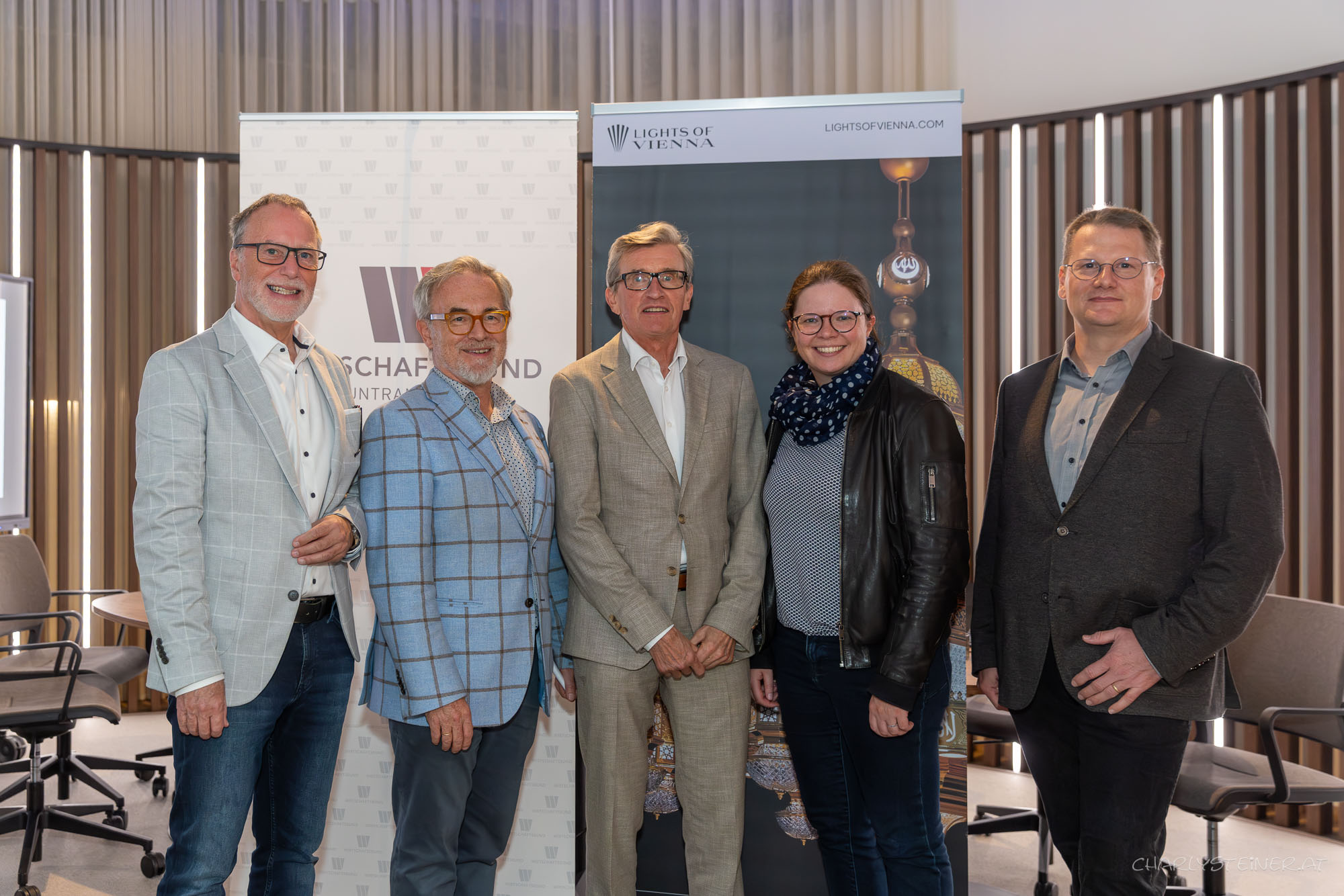 Am Bild zu sehen die Obfrau mit dem Wirtschafsbund Team in freundlicher Runde