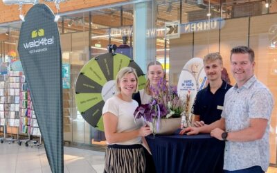 Bezirksgruppenobmann Dietmar Gindl gratuliert zum 20-jährigen Jubiläum von Waldvierteloptik in Purgstall