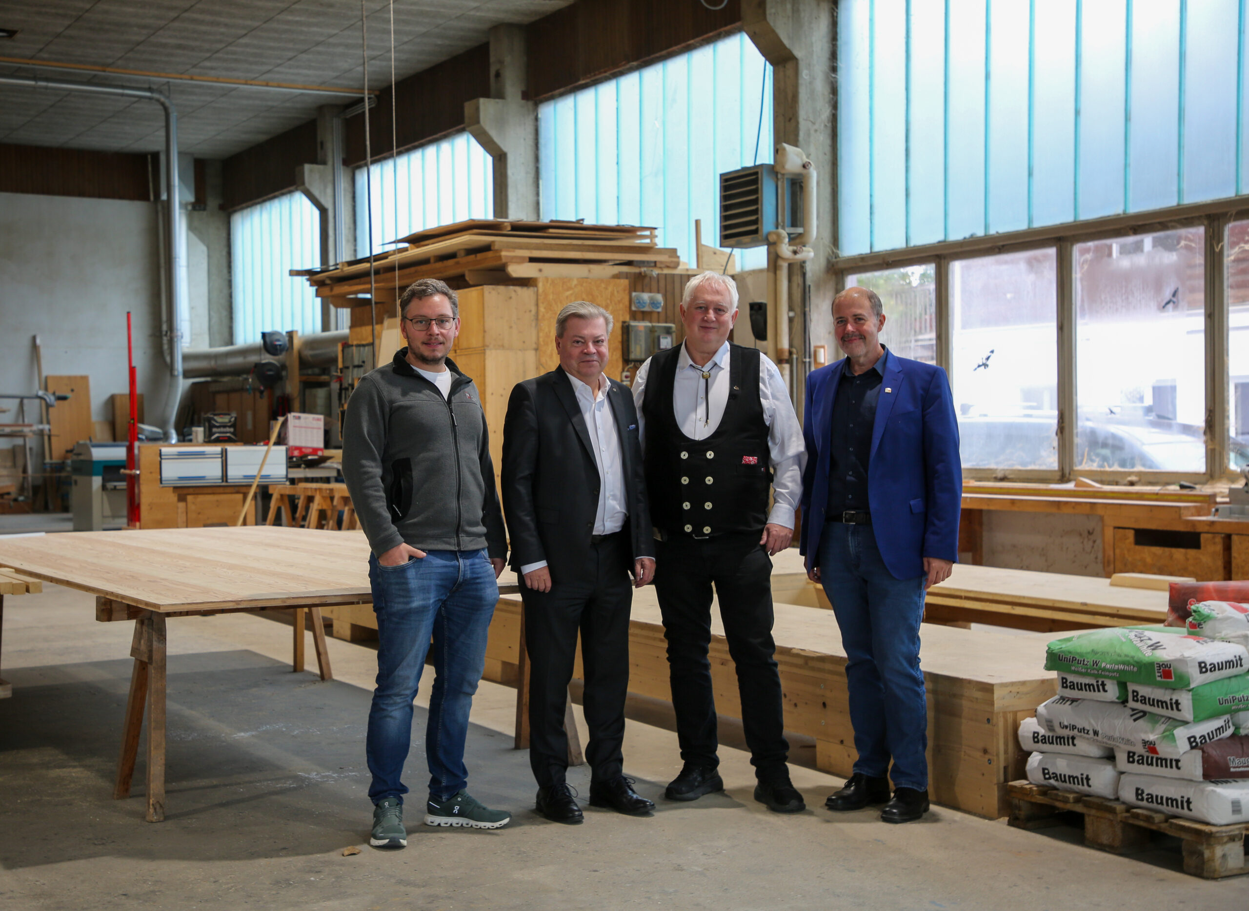 Tradition und Handwerkskunst sind ein bedeutender Teil der niederösterreichischen Wirtschaft – und Betriebe wie Holzbau Huber zeigen, welche Bedeutung Familienunternehmen für die Regionen haben. Davon überzeugten sich Abgeordneter zum Nationalrat WBNÖ Direktor Harald Servus sowie Bürgermeister und WB-Gemeindegruppenobmann von Hafnerbach Stefan Gratzl im Rahmen eines Betriebsbesuchs in Wimpassing an der Pielach.
