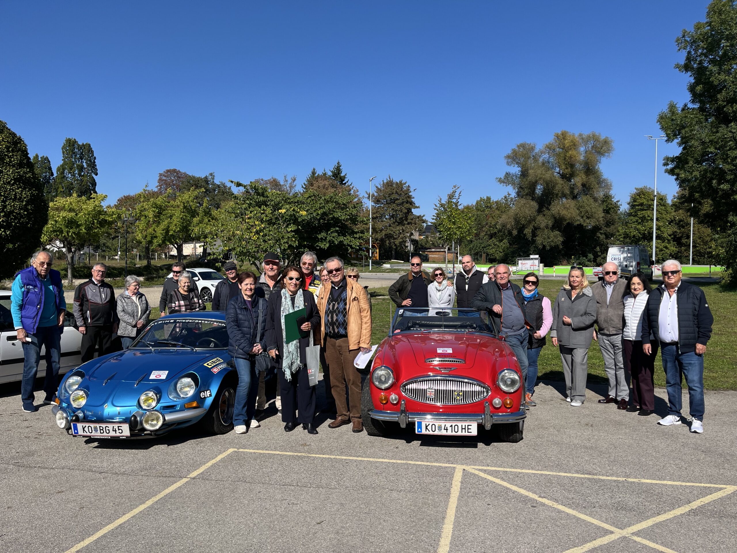 Ein gemeinsames Gruppenfoto der Teilnehmer bei der 8. Oldtimer Wallfahrt des WB Korneuburgs.