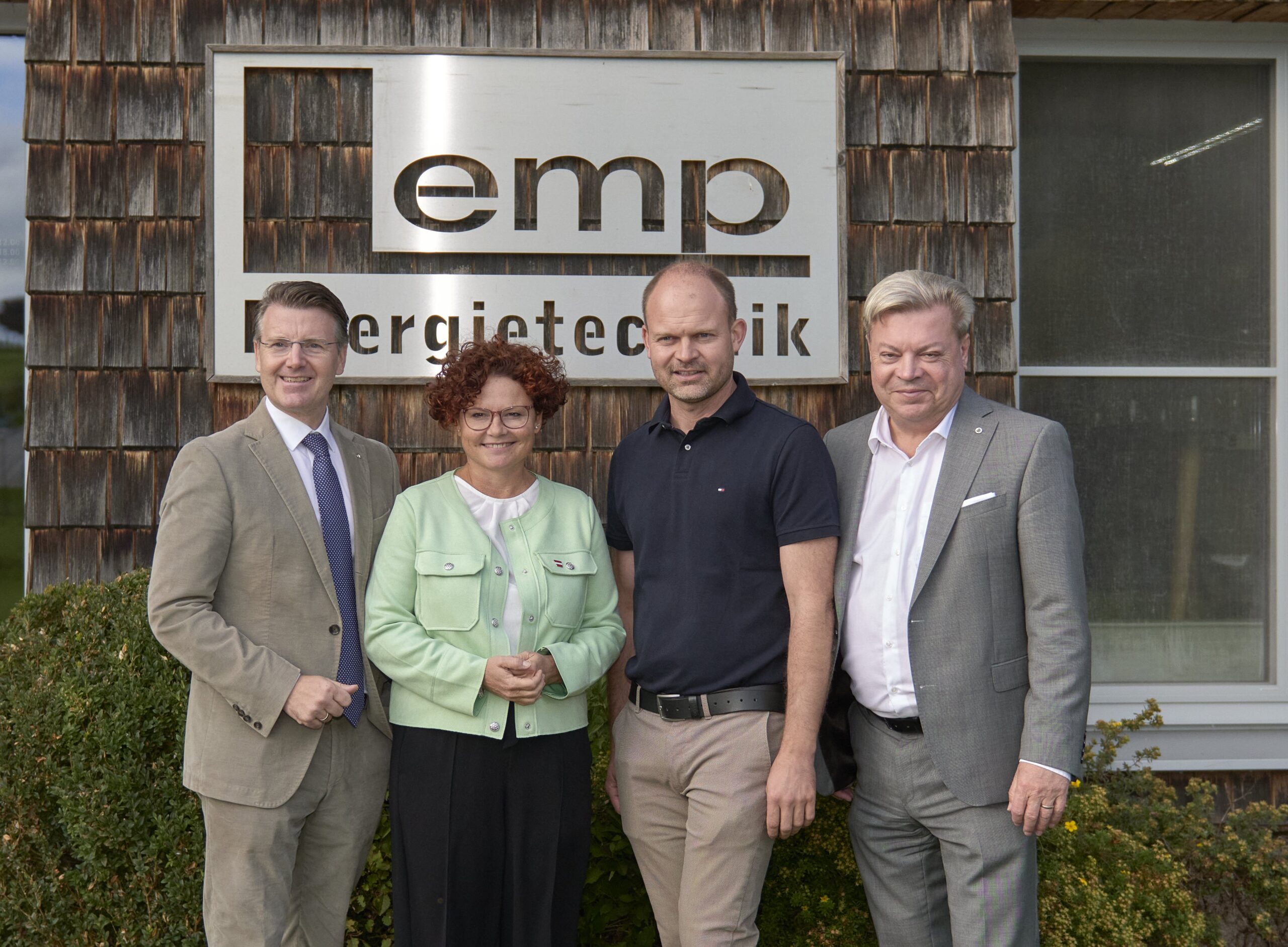 Am Bild zu sehen sind Bezirksobmann Thomas Hagmann, Staatssekretärin Elisabeth Zehetner, Mathias Lemp und Wirtschaftsbunddirekotr Harald Servus