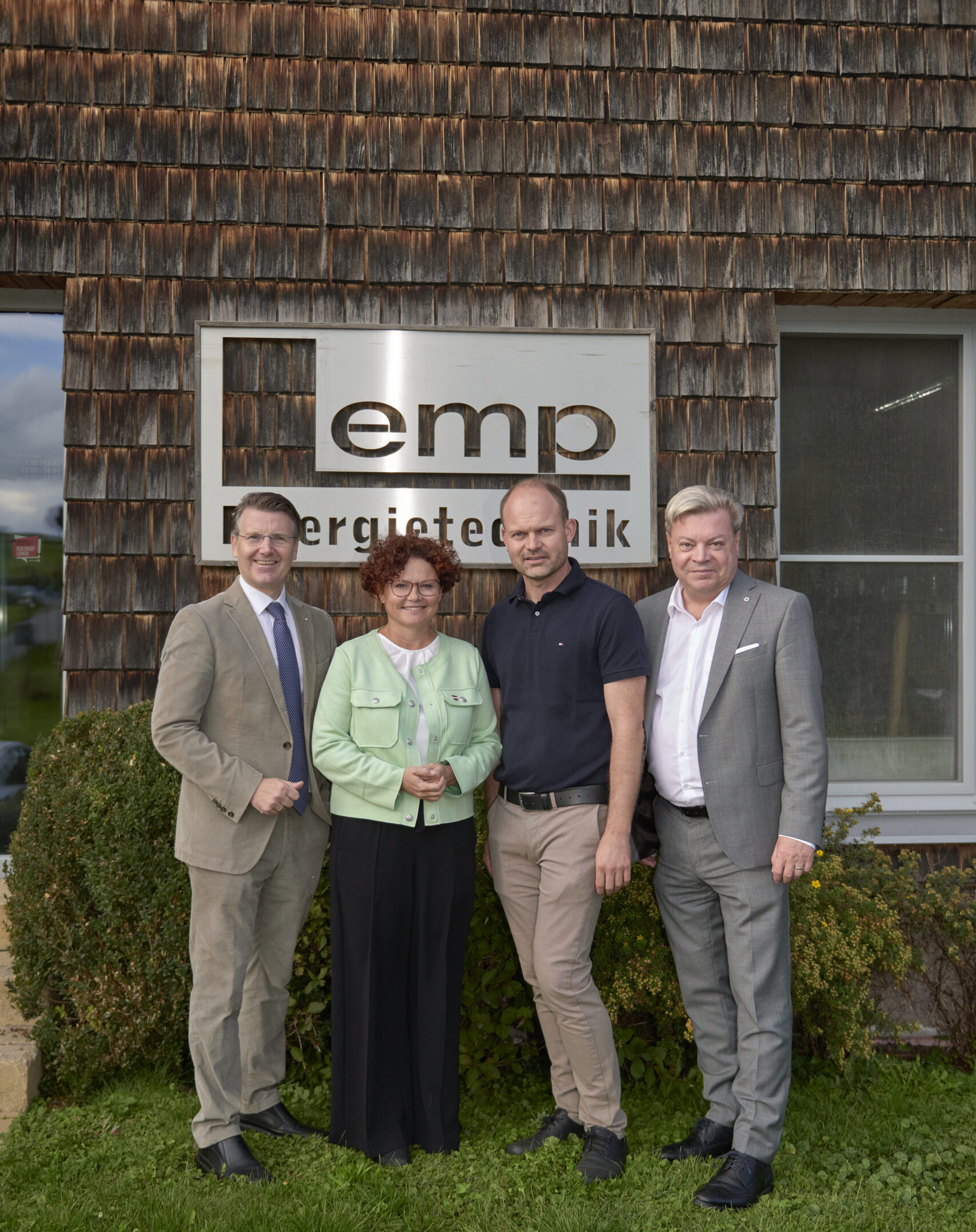 Bezirksgruppenobmann in Krems Thomas Hagmann, Elisabeth Zehetner Staatssekretärin für Energie, Startups und Tourismus, Geschäftsführer Matthias Lemp und Abgeordneter zum Nationalrat WBNÖ Direktor Harald Servus zu Besuch bei der Firma Lemp Energietechnik.
