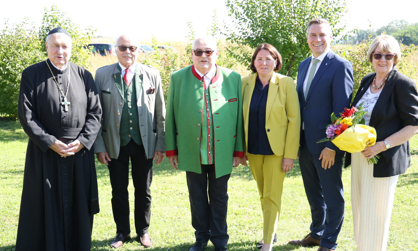 Am Bild Herr Haller mit Prälat Maximilan Fürnsinn, August Zmeck, Gemeindegruppenobfrau Margit Andert und ihrer Stv. Maria Steininger und LAbg. Christoph Kaufmann