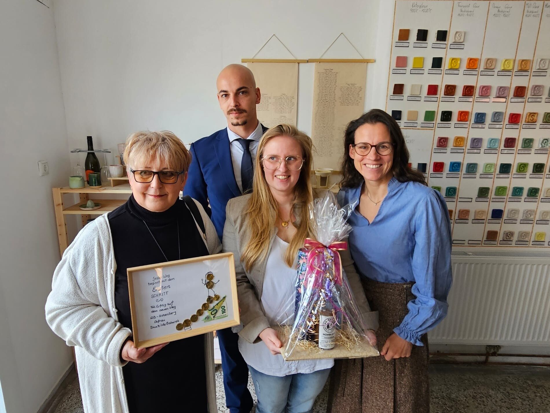 Am Bild zu sehen die Geschäftsinhaberin und das Team Wirtschaftsbund in der neu eröffneten Töpferei.