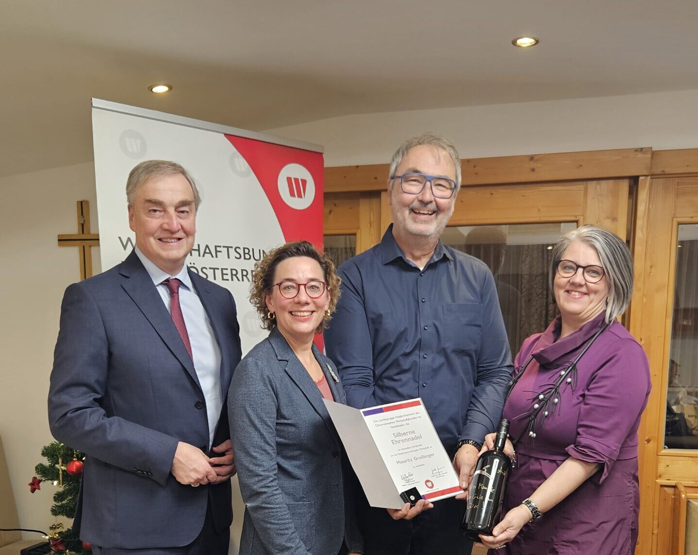 20251203_191734 Mauritz Großinger bekam die Silberne Ehrennadel des WBNÖ verliehen.