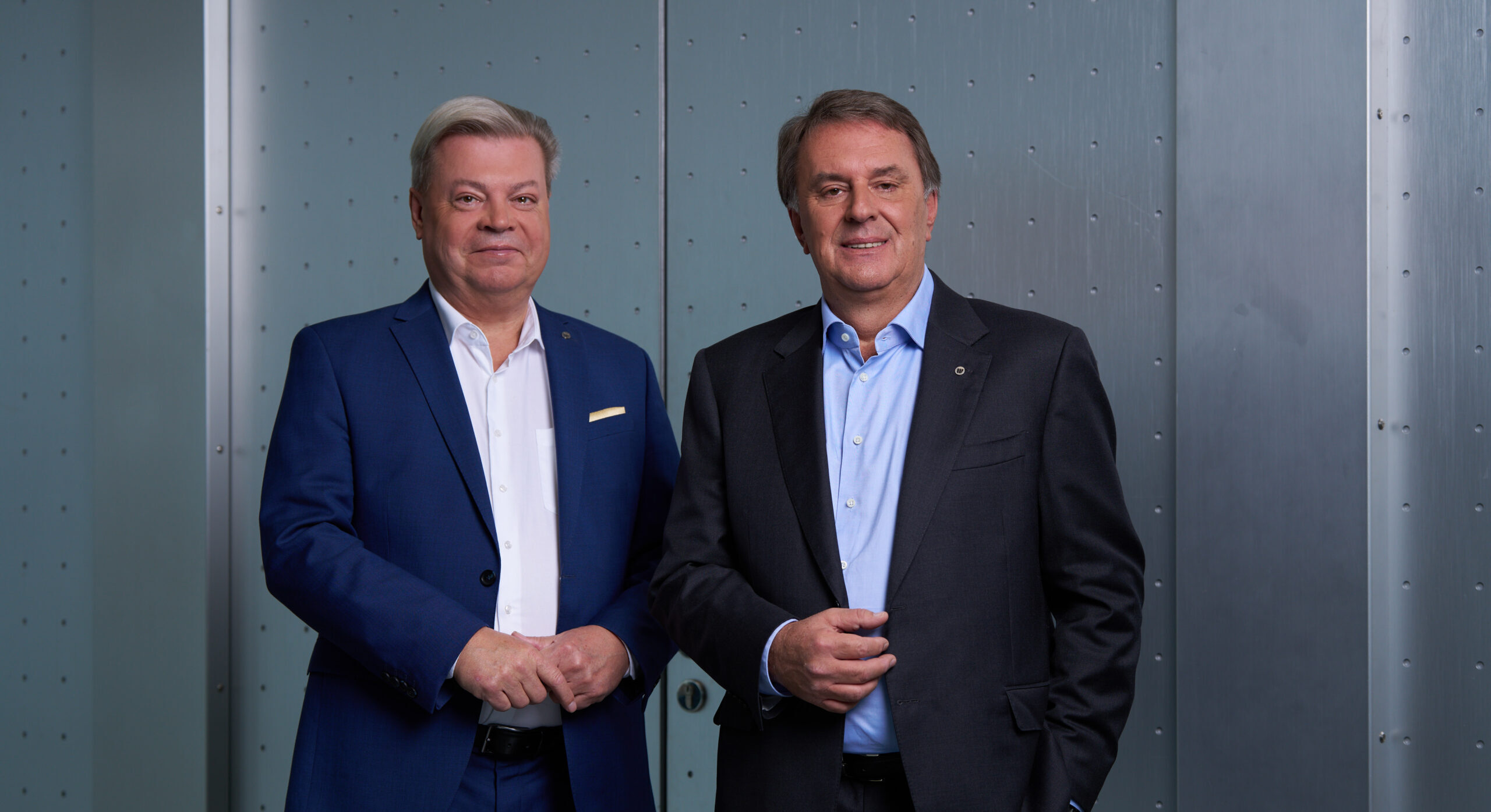 Ecker/Servus Servus und Ecker vor Stahltür