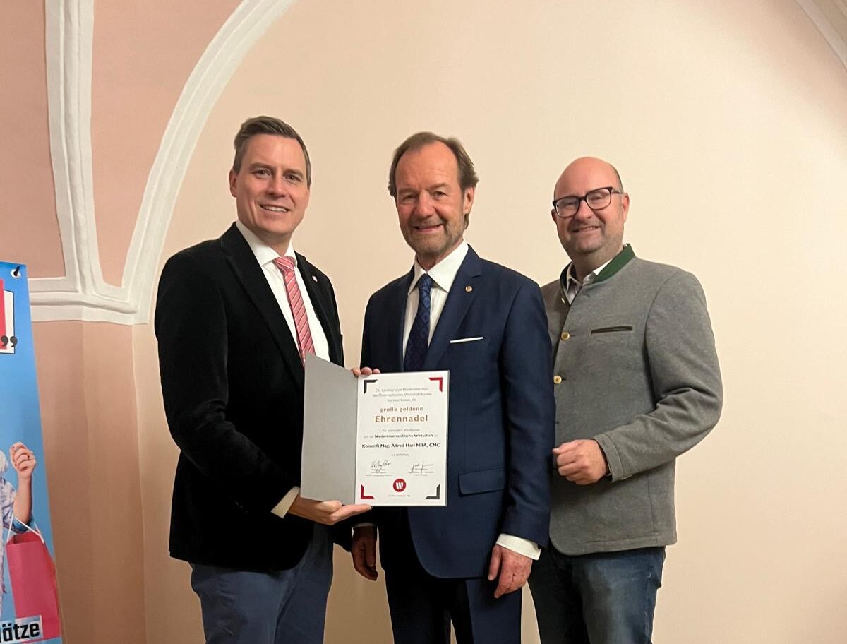 Alfred Harl bekam aufgrund seines Engagements für die niederösterreichische Wirtschaft die große goldene Ehrennadel des WB verliehen.