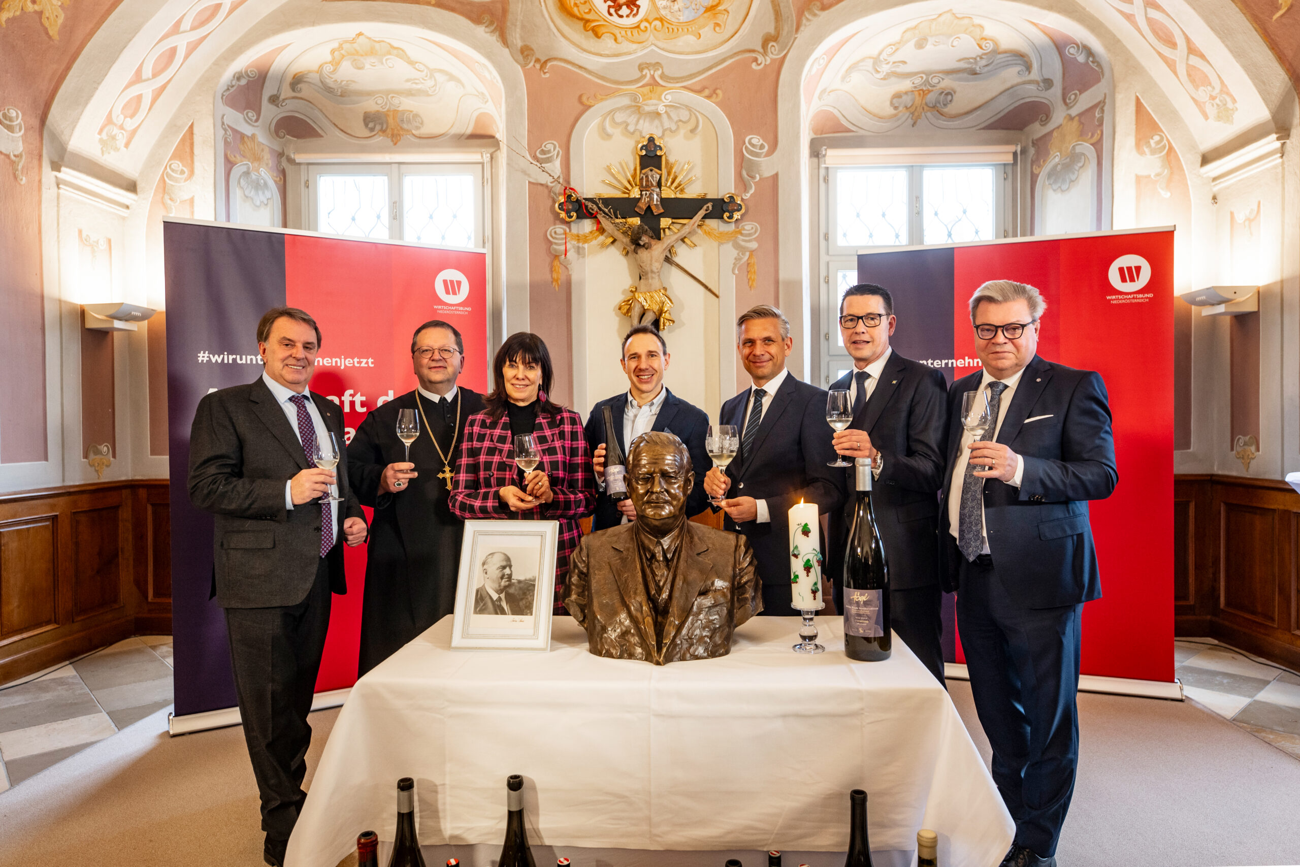 Zu einem gemeinsamen Verkostungsschluck versammelten sich WKNÖ Präsident WBNÖ Landesgruppenobmann Wolfgang Ecker, geschäftsführende Vizepräsidentin der Wirtschaftskammer Österreich und geschäftsführende Vizepräsidentin des Österreichischen Wirtschaftsbundes Martha Schultz, Winzer Georg Högl, Bundesminister für Wirtschaft, Energie und Tourismus Wolfgang Hattmannsdorfer und Abg. z NR. WBNÖ Direktor Harald Servus