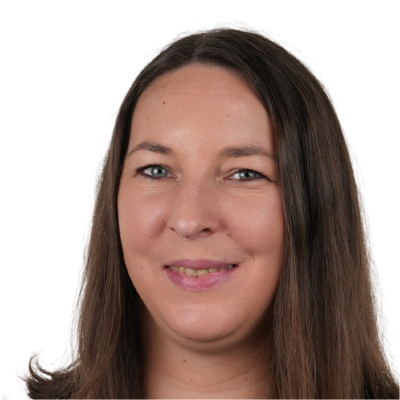 Ab Bild Ulrike Bierbaum mit langen braunen Haaren lächelnd.