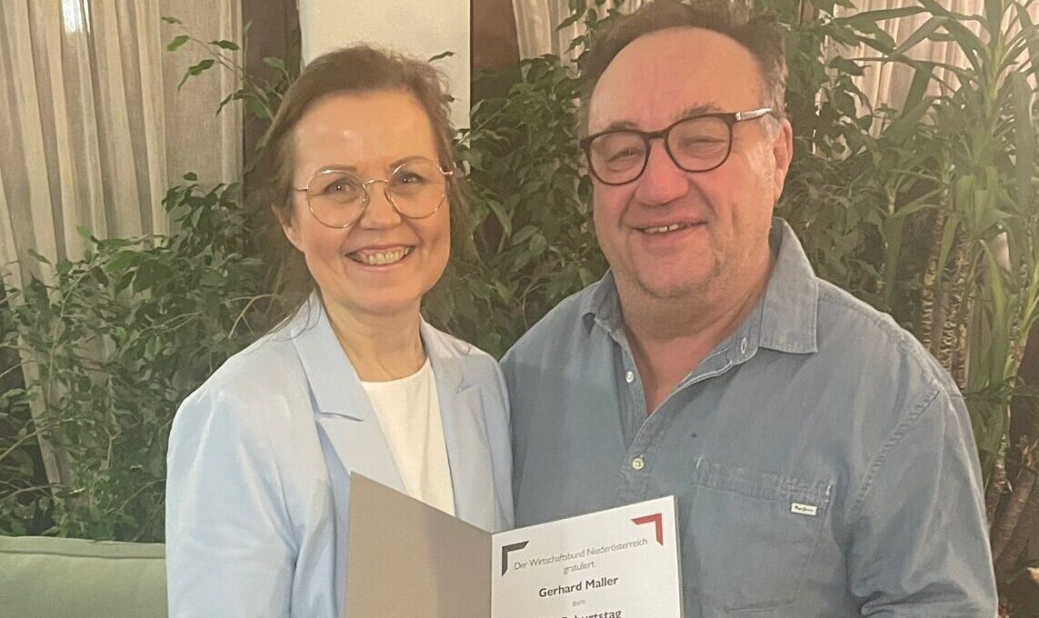 Melk_Maller_70 Am Bild Karin Rosenberger mit Herrn Maller und einer Urkunde.