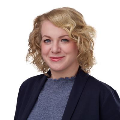 Bettina Rausch Amon im dunklem Blazer lächelnd in die Kamera mit weißem Hintergrund