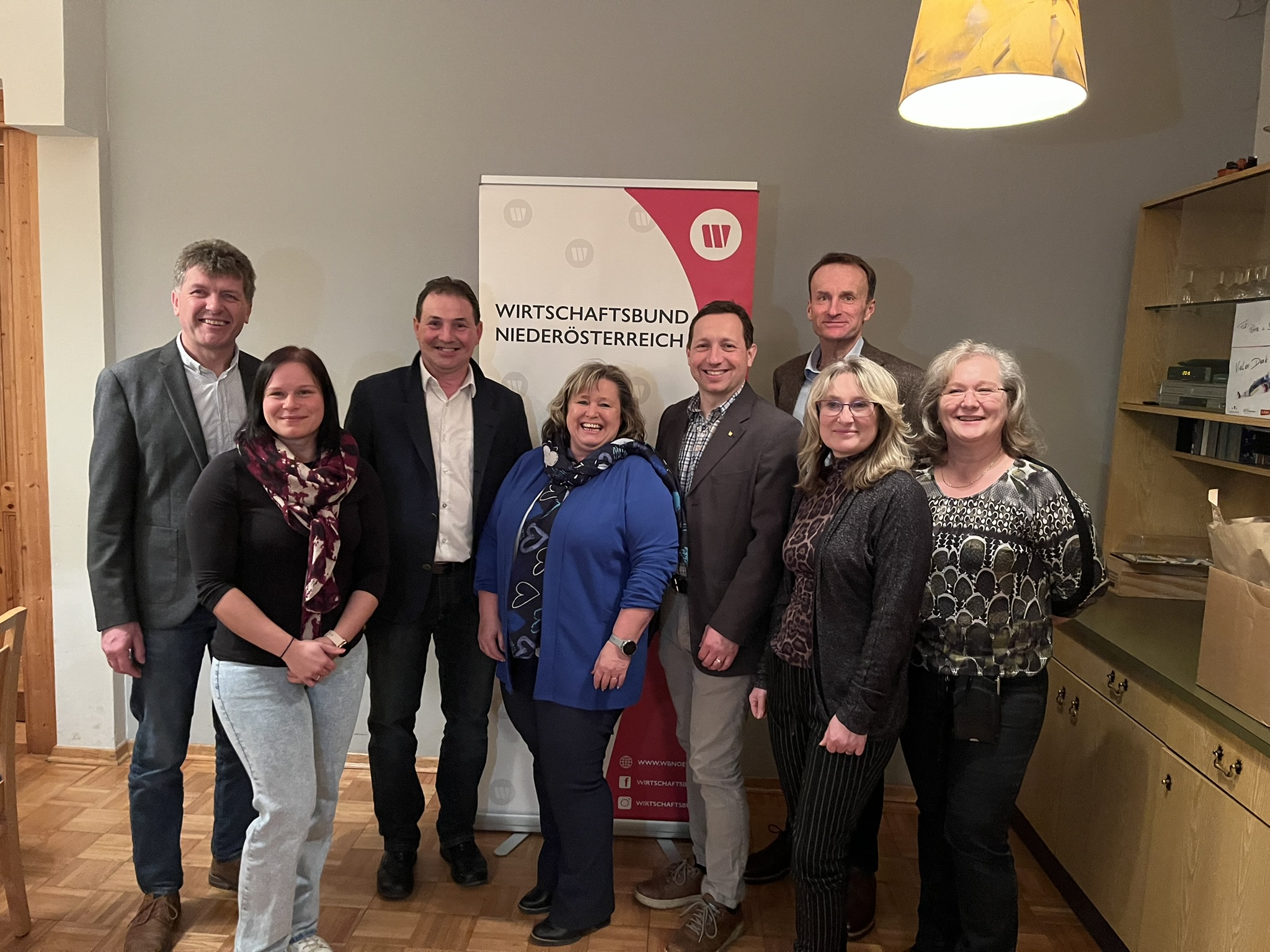 Am Bild der Bürgermeister von Frankenfels Herbert Winter mit dem neuen Vorstand des Wirtschaftsbundes Frankenfels.