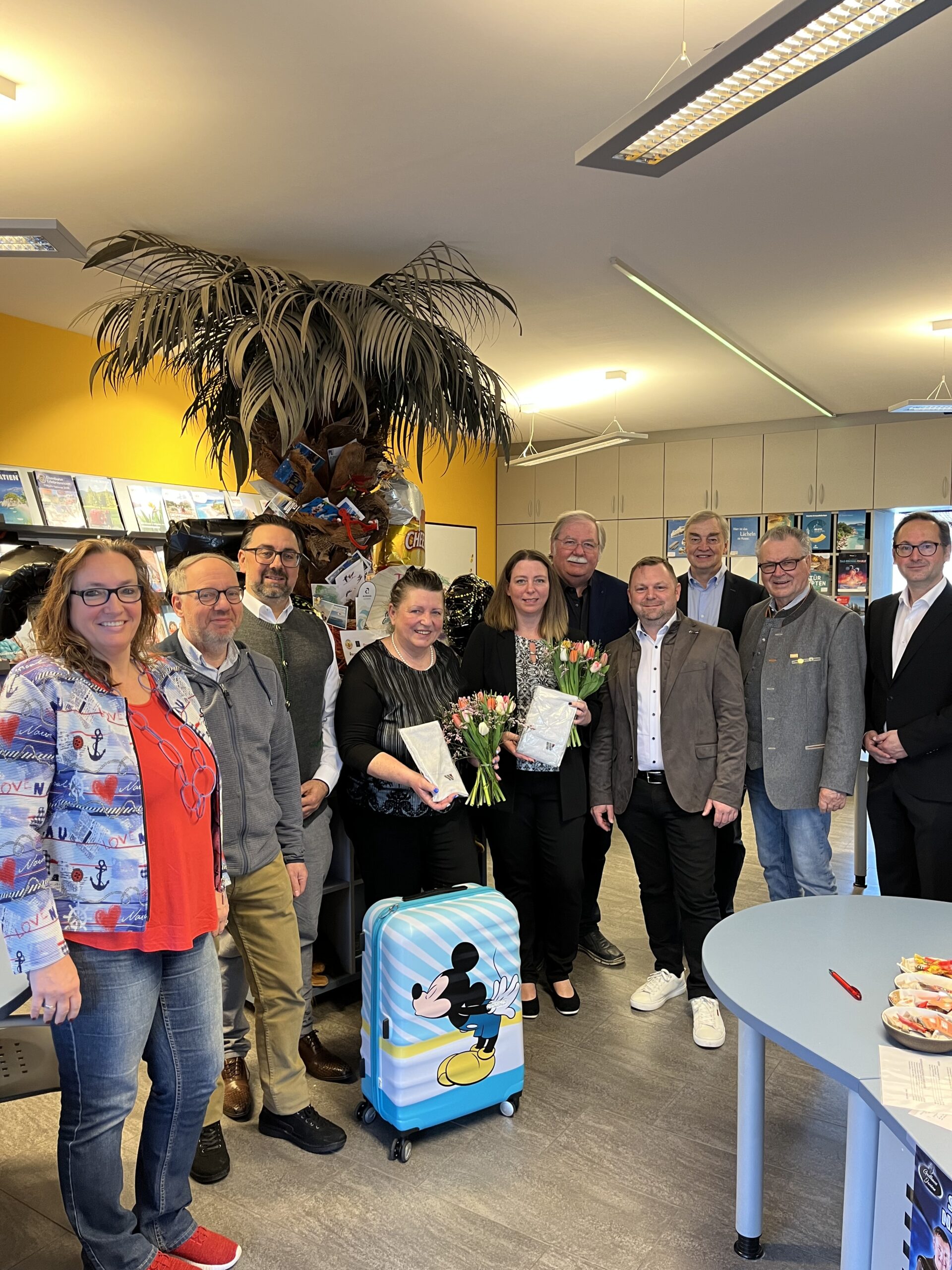 Am Bild das Team des WB Korneuburgs im Reisebüro.