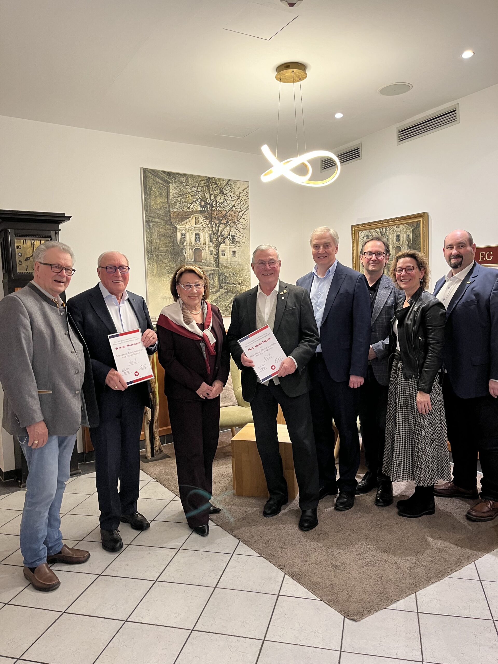 Korneuburg_große Ehrung Am Bild das Team des Wirtschaftsbundes Korneuburg mit den geehrten Silberlöwen.