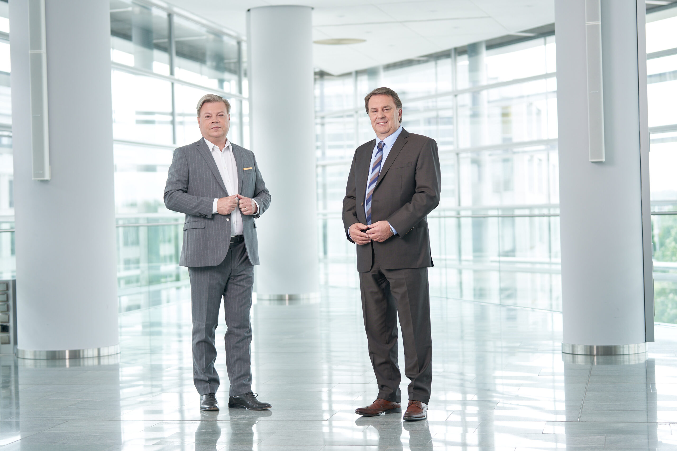 PA_WBNÖ Wirtschaftsstrategie 2030+ Harald Servus und Wolfgang Ecker posieren vor einer hellen Glaswand.